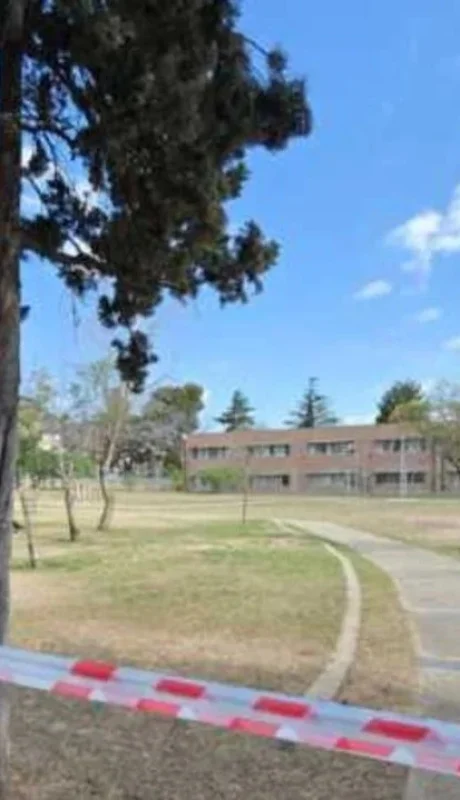 El hecho ocurrió en una plaza lindera al colegio del barrio Los Eucaliptos, donde el adolescente cursaba segundo año.