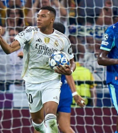 Mbapeé marcó dos goles