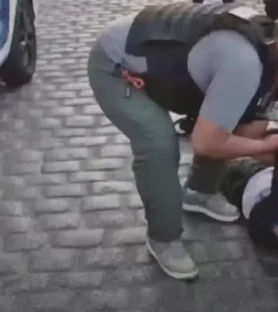 El momento en que uno de los delincuentes cae en manos de la Policía. /