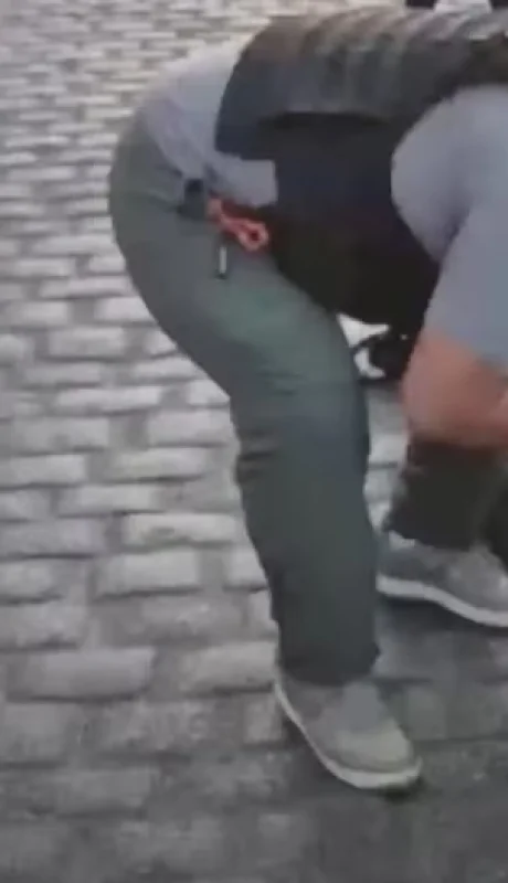 El momento en que uno de los delincuentes cae en manos de la Policía. /