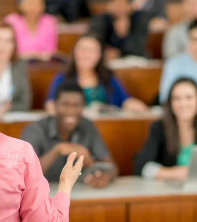 El Día del Profesor reconoce la labor de los docentes de Nivel Secundario y Terciario.