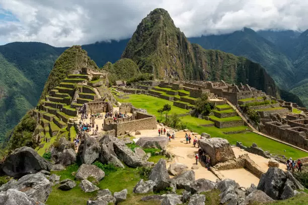 El icónico santuario inca, Machu Picchu, podría perder su estatus como una de las Nuevas Siete Maravillas del Mundo.