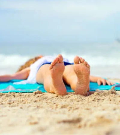 El uso del protector solar es la clave para mitigar el daño solar acumulado desde la infancia, según la Dra. Ana Clara Acosta.