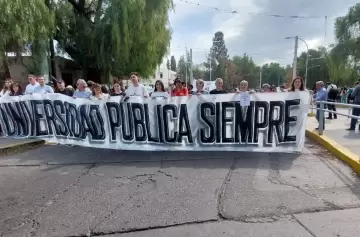 Marcha de la UNCuyo por la educación: "Sin universidad no hay futuro"