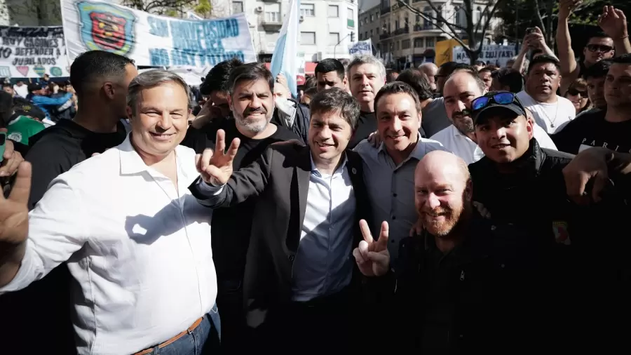 El gobernador bonaerense Axel Kicillof participó de la marcha junto a intendentes kirchneristas. (Foto: web)