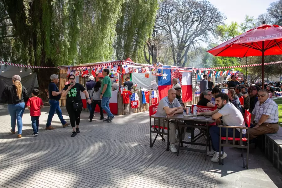 Comidas, olores, música. Chile vive su independencia en Mendoza.