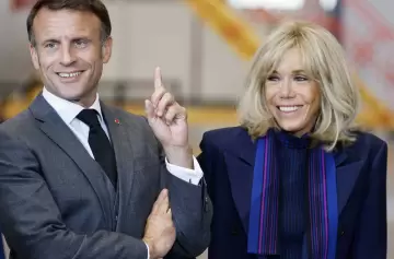 Emmanuel y Brigitte Macron presentarán pruebas para demostrar que la primera dama es mujer