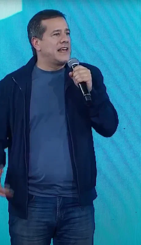 El senador camporista encabezó el acto