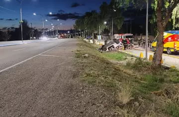 Un joven de 25 años murió tras chocar su auto contra un muro y un poste en Maipú