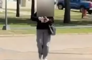 Polémica por una publicidad de una estación de servicio que simula desaparecer a una mujer