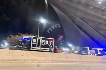 Murió un motociclista tras impactar contra un muro y luego ser atropellado