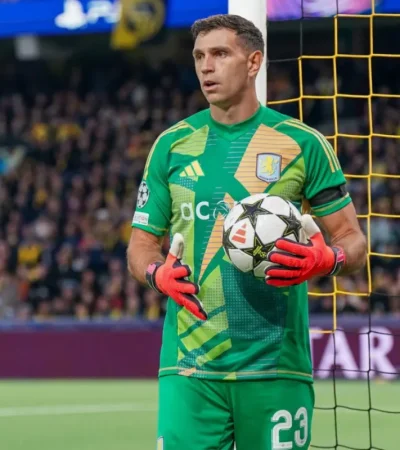 Emiliano "Dibu" Martínez, en busca de su tercer Trofeo Yashin consecutivo, en una noche clave en París.