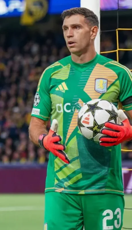 Emiliano "Dibu" Martínez, en busca de su tercer Trofeo Yashin consecutivo, en una noche clave en París.