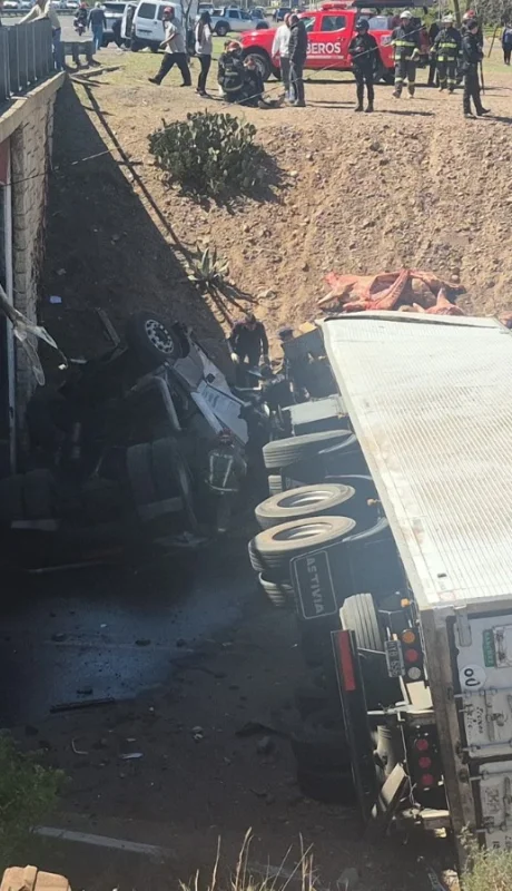 Camión de carne volcó en Cañadita Alegre y Acceso Este en Guaymallén/ Fuente: X