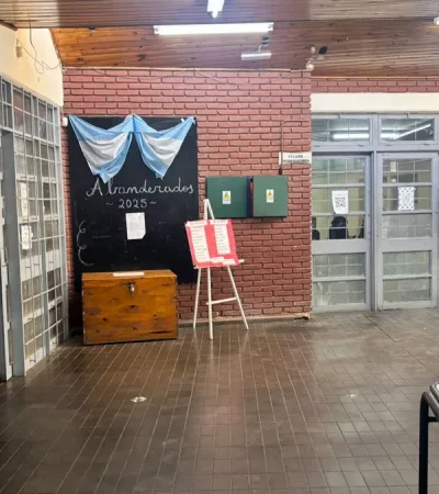 El chico de 15 años le mostró la réplica del arma a una compañera. La chica le avisó a su tía. La mujer dio aviso al colegio.