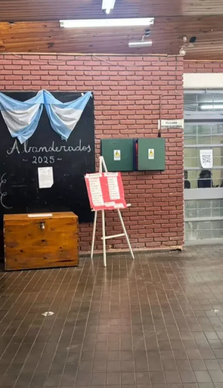 El chico de 15 años le mostró la réplica del arma a una compañera. La chica le avisó a su tía. La mujer dio aviso al colegio.