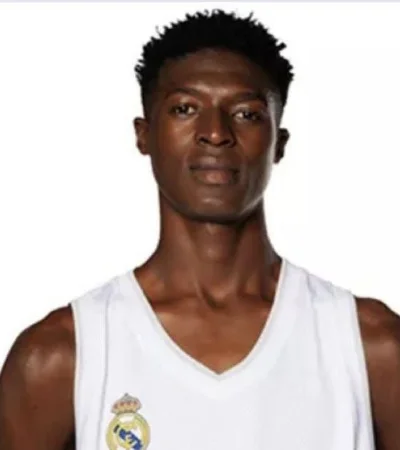 El niño de Malí que mide más de 2 metros