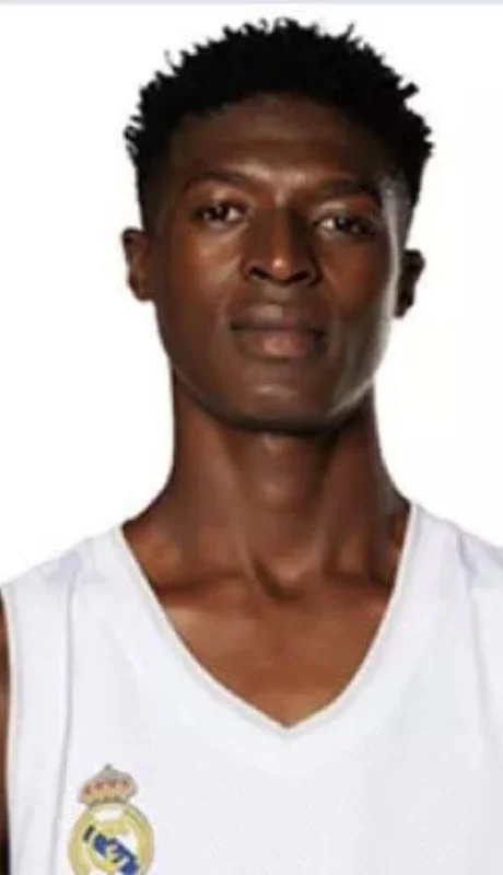 El niño de Malí que mide más de 2 metros