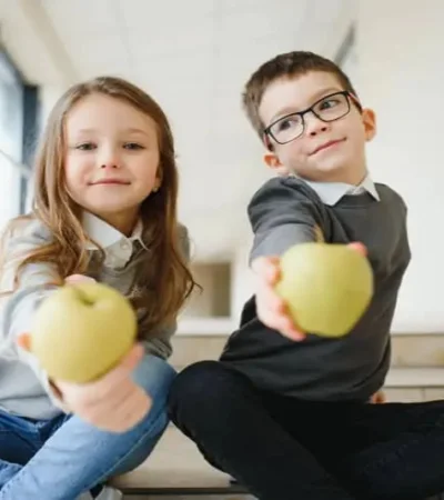 La propuesta incluye frutas, miel y productos locales de estación que llegan directamente a las escuelas.