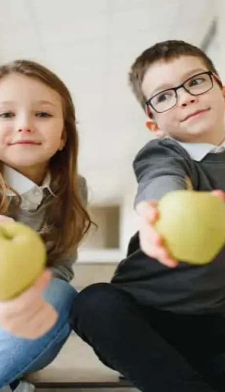 La propuesta incluye frutas, miel y productos locales de estación que llegan directamente a las escuelas.