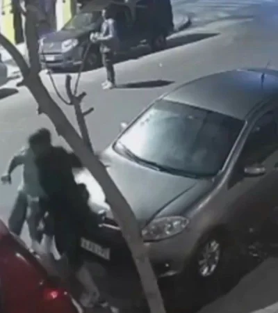 El agresor persiguio a su victima, lo golpeo salvajemente y le asesto multiples puntazos con un destornillador hasta dejarlo inconsciente.