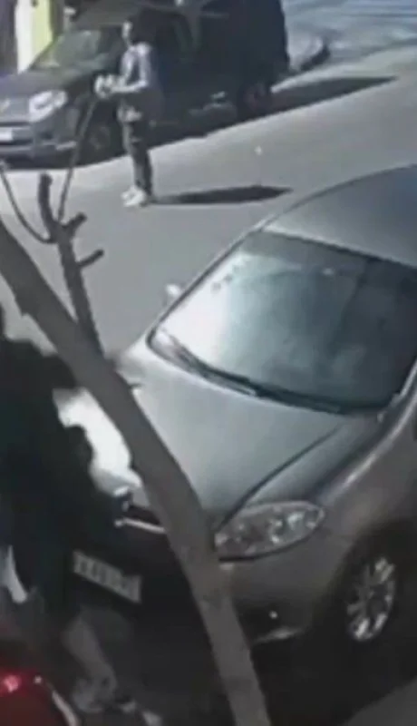 El agresor persiguio a su victima, lo golpeo salvajemente y le asesto multiples puntazos con un destornillador hasta dejarlo inconsciente.