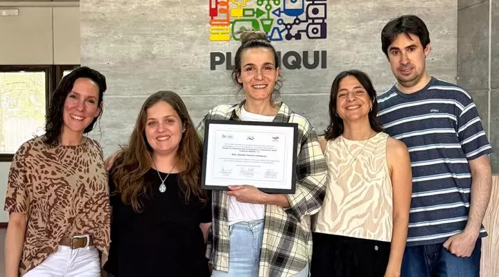 Equipo SostRAEE con el diploma del Premio Senior de la 8° Distinción Franco-Argentina: Yesica Dilernia, Yanela Alonso, Yamila V. Vazquez, entre otros.