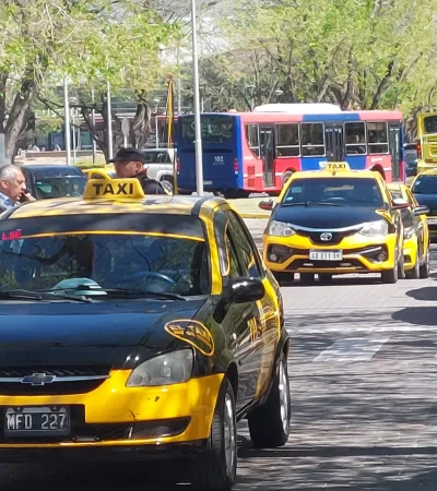 Los choferes de taxis se hicieron oír y señalaron la necesidad urgente de establecer un cupo para las apps.
