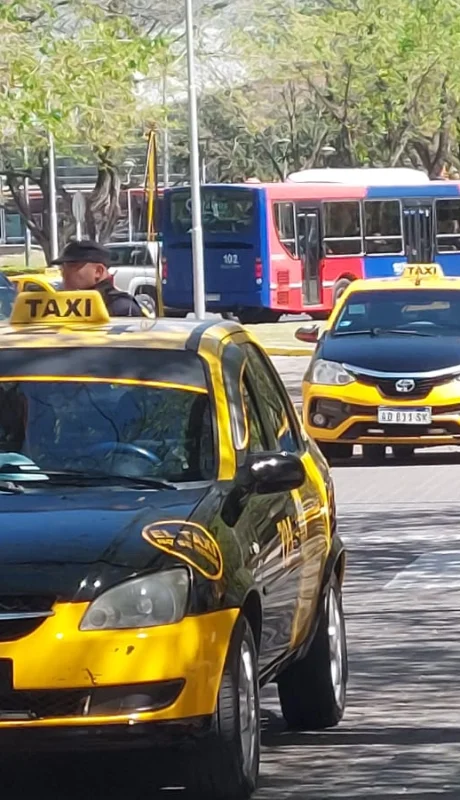 Los choferes de taxis se hicieron oír y señalaron la necesidad urgente de establecer un cupo para las apps.