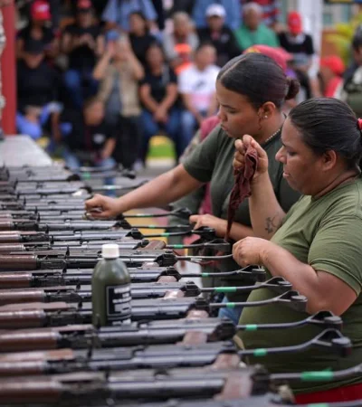 Miles de civiles se adiestran en Venezuela con la guía de las fuerzas armadas por si se produjera una ofensiva terrestre de Estados Unidos.