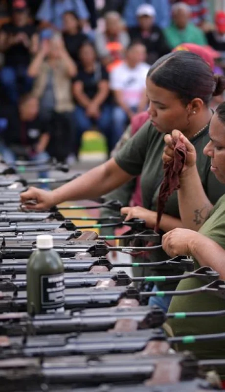 Miles de civiles se adiestran en Venezuela con la guía de las fuerzas armadas por si se produjera una ofensiva terrestre de Estados Unidos.