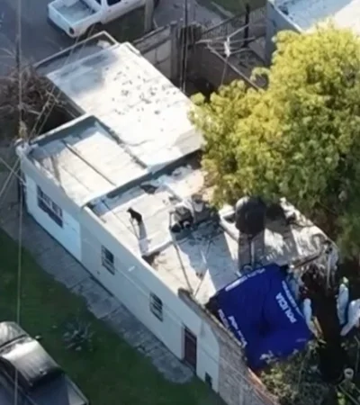 Los rastrillajes en la casa en la fueron encontrados los dos cuerpos/ Fuente: X de Mauro Szeta