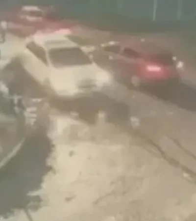 El momento en que las amigas suben a la camioneta blanca/ Fuente: Captura de video