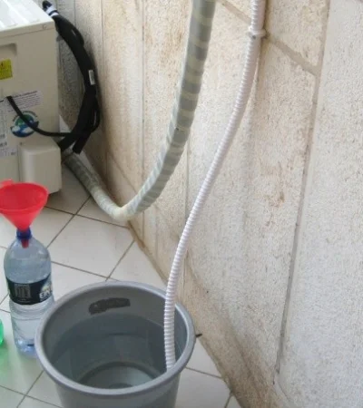 Un equipo doméstico de 2,5 a 3,5 kW puede generar entre 0,5 y 1 litro de agua por hora en climas cálidos.