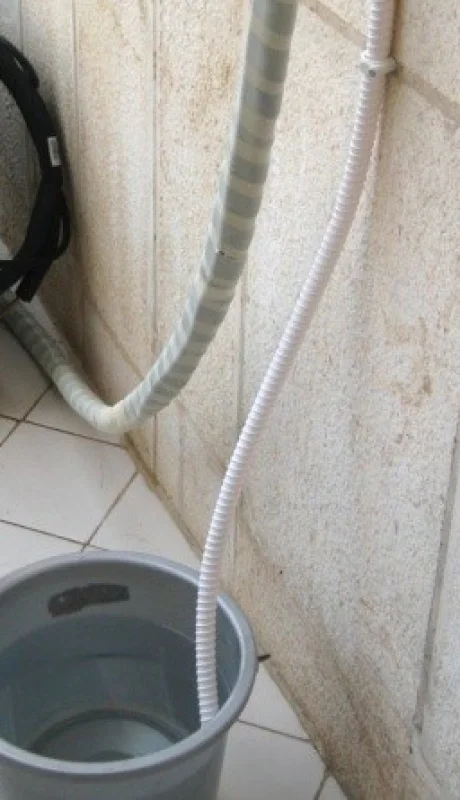 Un equipo doméstico de 2,5 a 3,5 kW puede generar entre 0,5 y 1 litro de agua por hora en climas cálidos.