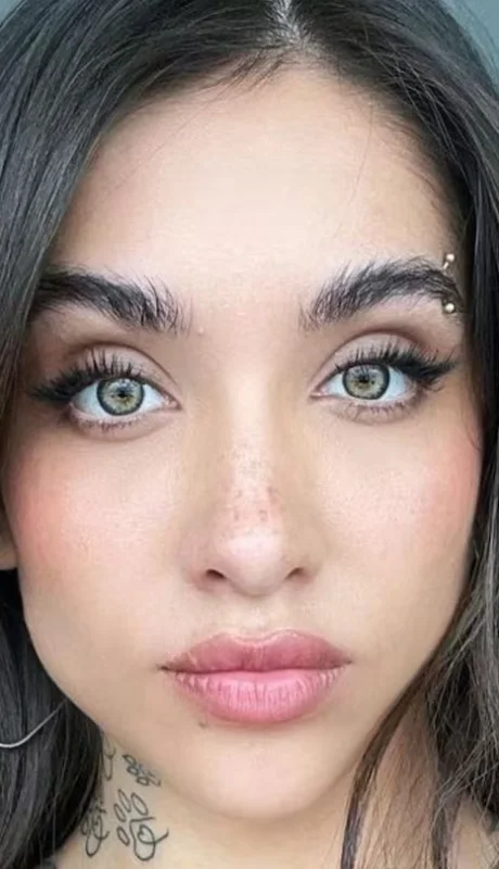 María Becerra y famosas reclaman justicia por triple femicidio en Argentina.