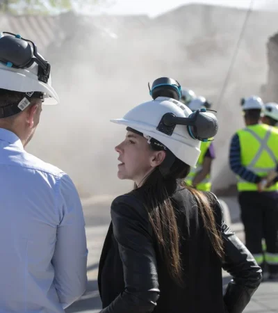 Mercedes Rus supervisa la demolicion de la vivienda que era utilizada como búnker narco. /