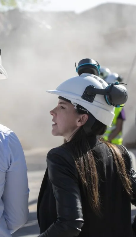 Mercedes Rus supervisa la demolicion de la vivienda que era utilizada como búnker narco. /