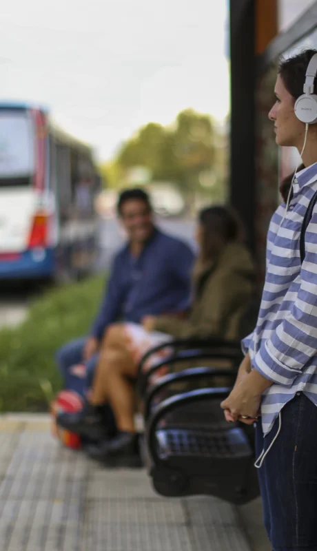 La pobreza en Argentina bajó a 31,6% en el primer semestre de 2025, pero Donza destacan la necesidad de políticas estructurales.