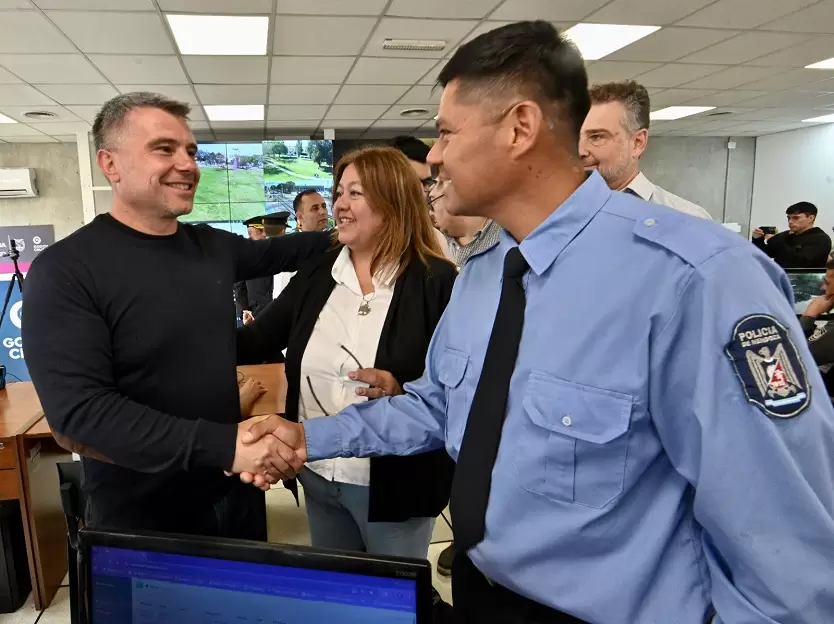 El intendente Diego Costarelli, junto a miembros de la Policía de Mendoza.