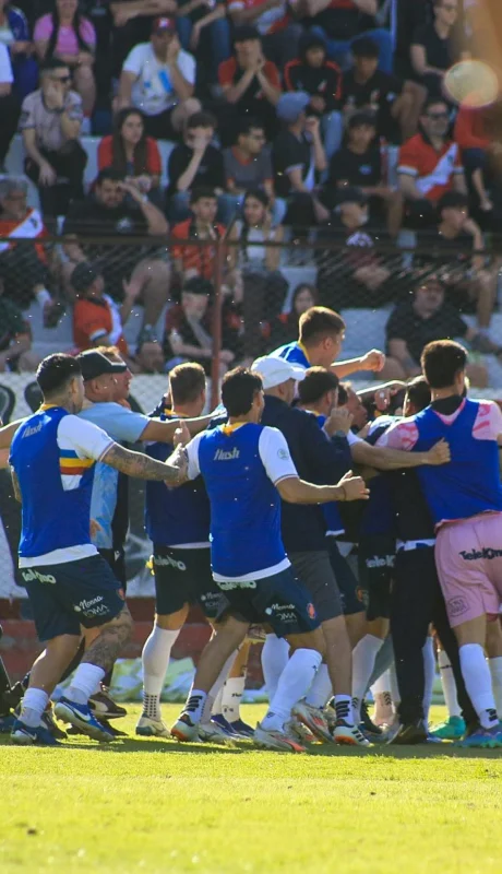 El festejo de los jugadores de Colegiales en el Omar H. Sperdutti