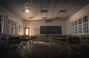 Alumna fue disfrazada de policía a su escuela de La Paz con un revólver de aire comprimido