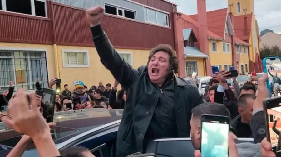 Milei sale del hotel en Ushuaia