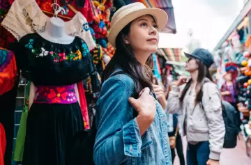 La triple corona latina de la felicidad: qué países lideran el ranking de inmigrantes más felices