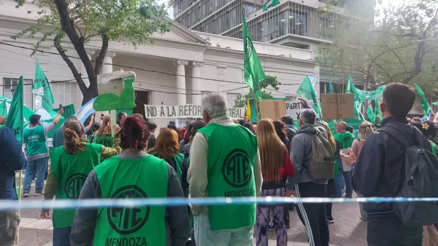 Estatales de Mendoza marcharon contra la reforma laboral en la Legislatura.