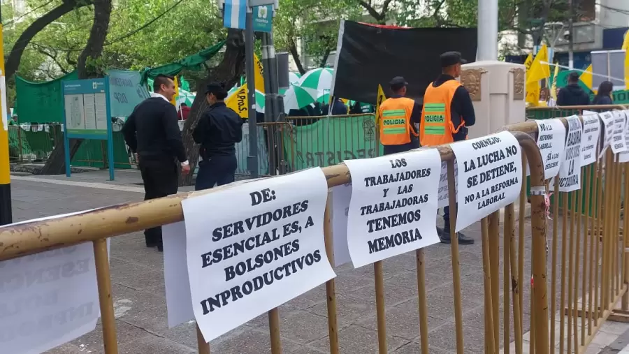 Estatales de Mendoza marcharon contra la reforma laboral en la Legislatura.