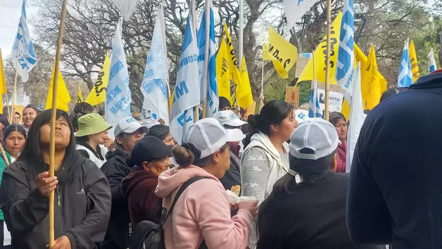 Estatales de Mendoza marcharon contra la reforma laboral en la Legislatura.