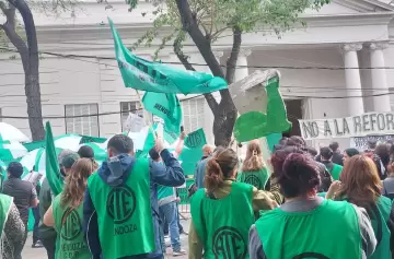 VIDEO |Protesta de estatales en Mendoza contra la reforma laboral frente a la Legislatura