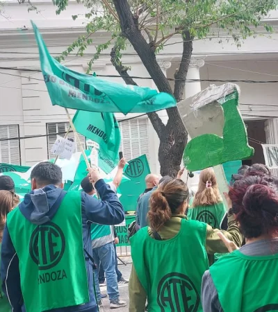 Estatales de Mendoza marcharon contra la reforma laboral en la Legislatura.