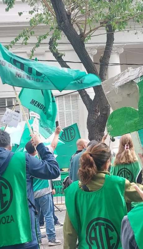 Estatales de Mendoza marcharon contra la reforma laboral en la Legislatura.